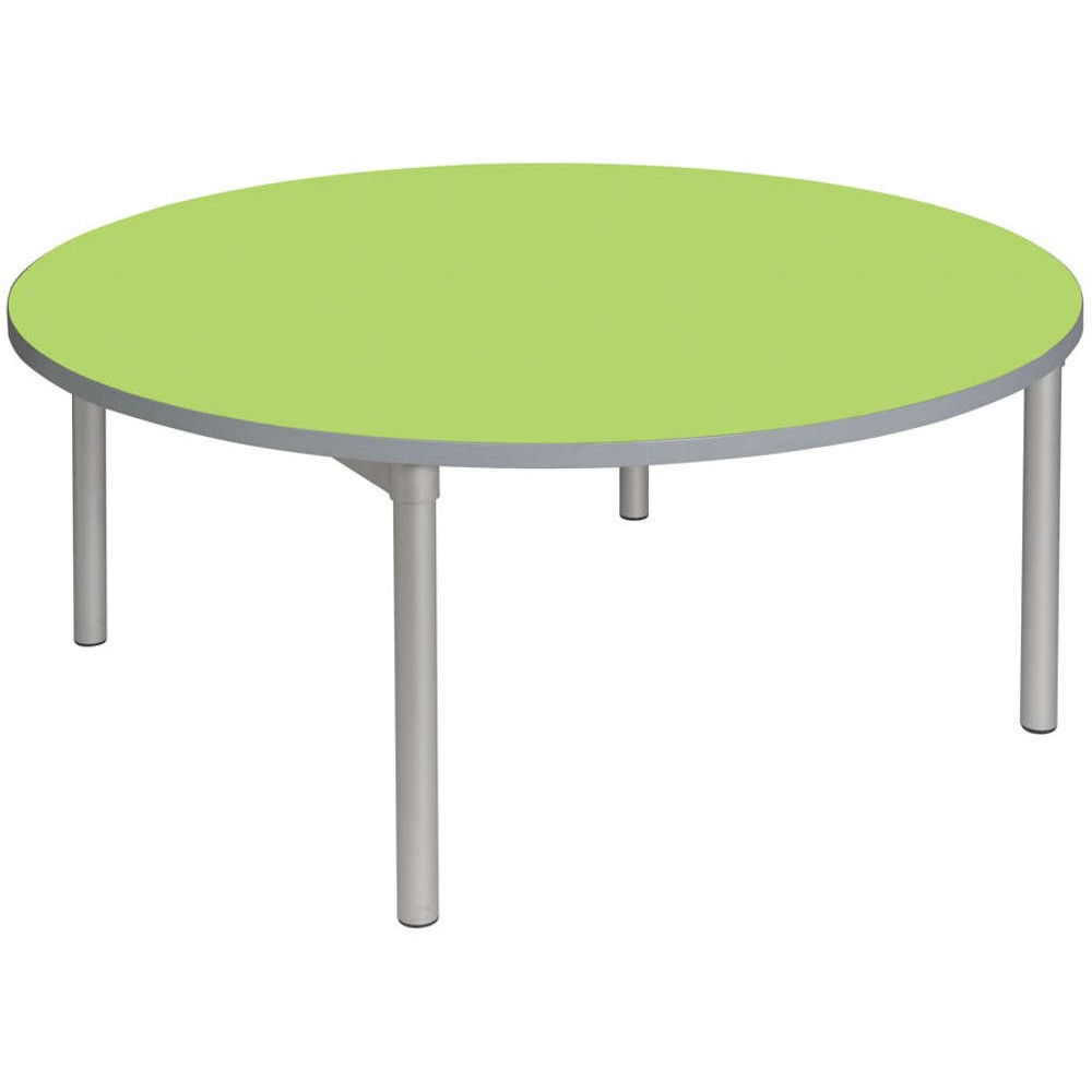 Круглый стол на зеленом фоне